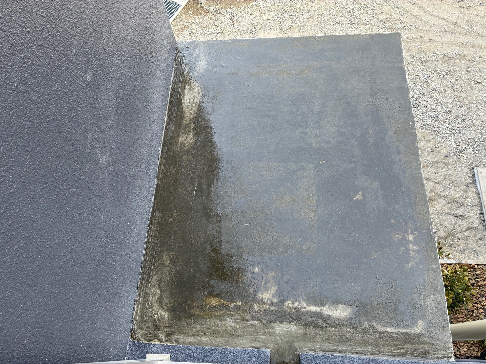 愛知県小牧市　マンション　新築工事　エントランス庇　ウレタン塗膜防水