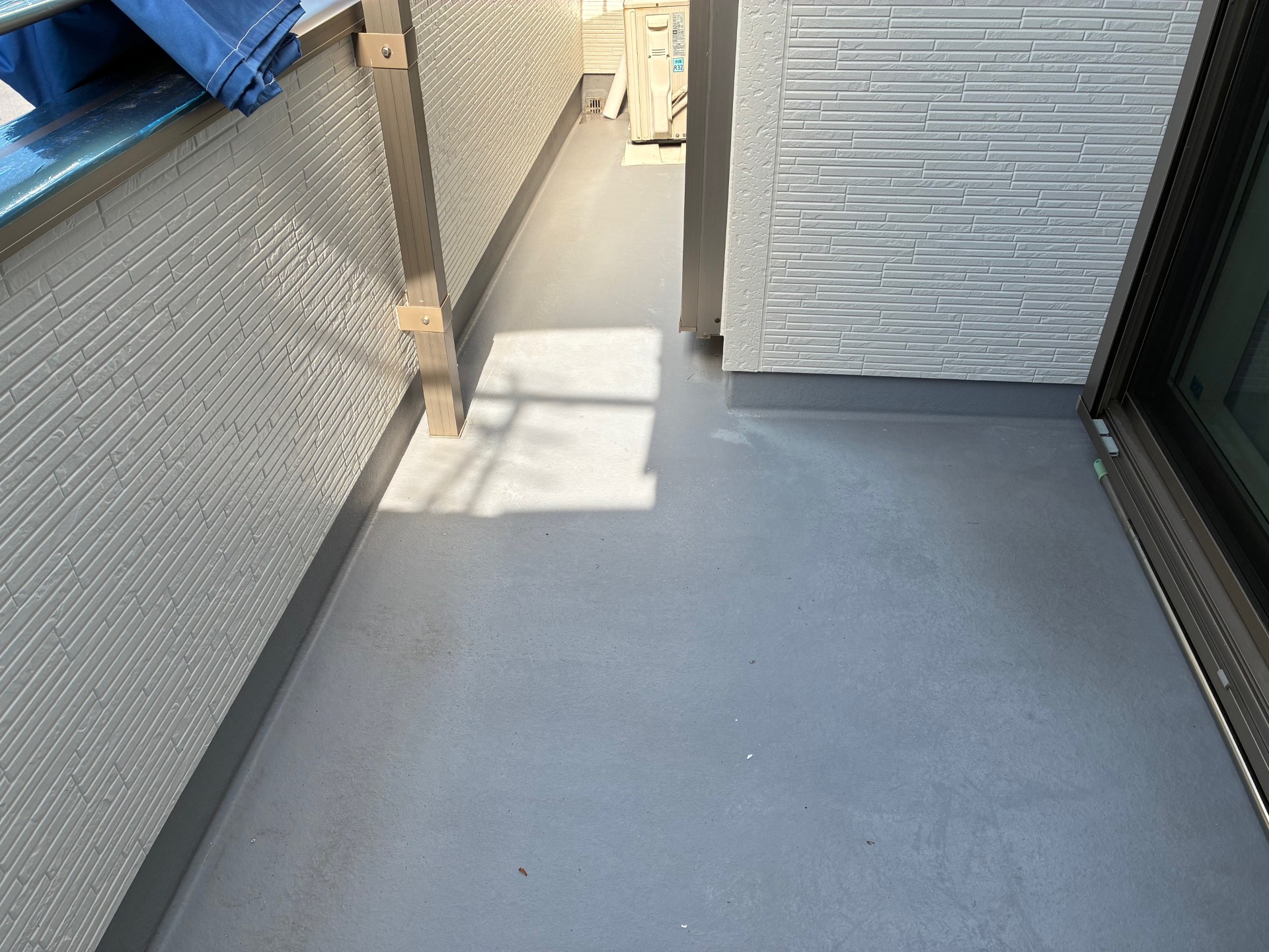 愛知県稲沢市　住宅　改修工事　バルコニー　ＦＲＰ防水　トップコート塗布工事